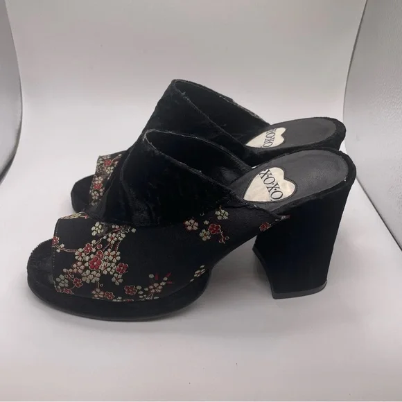 XOXO Velvet Platform Heels Black with Floral Pattern Women’s Size 7 - Picture 3 of 8